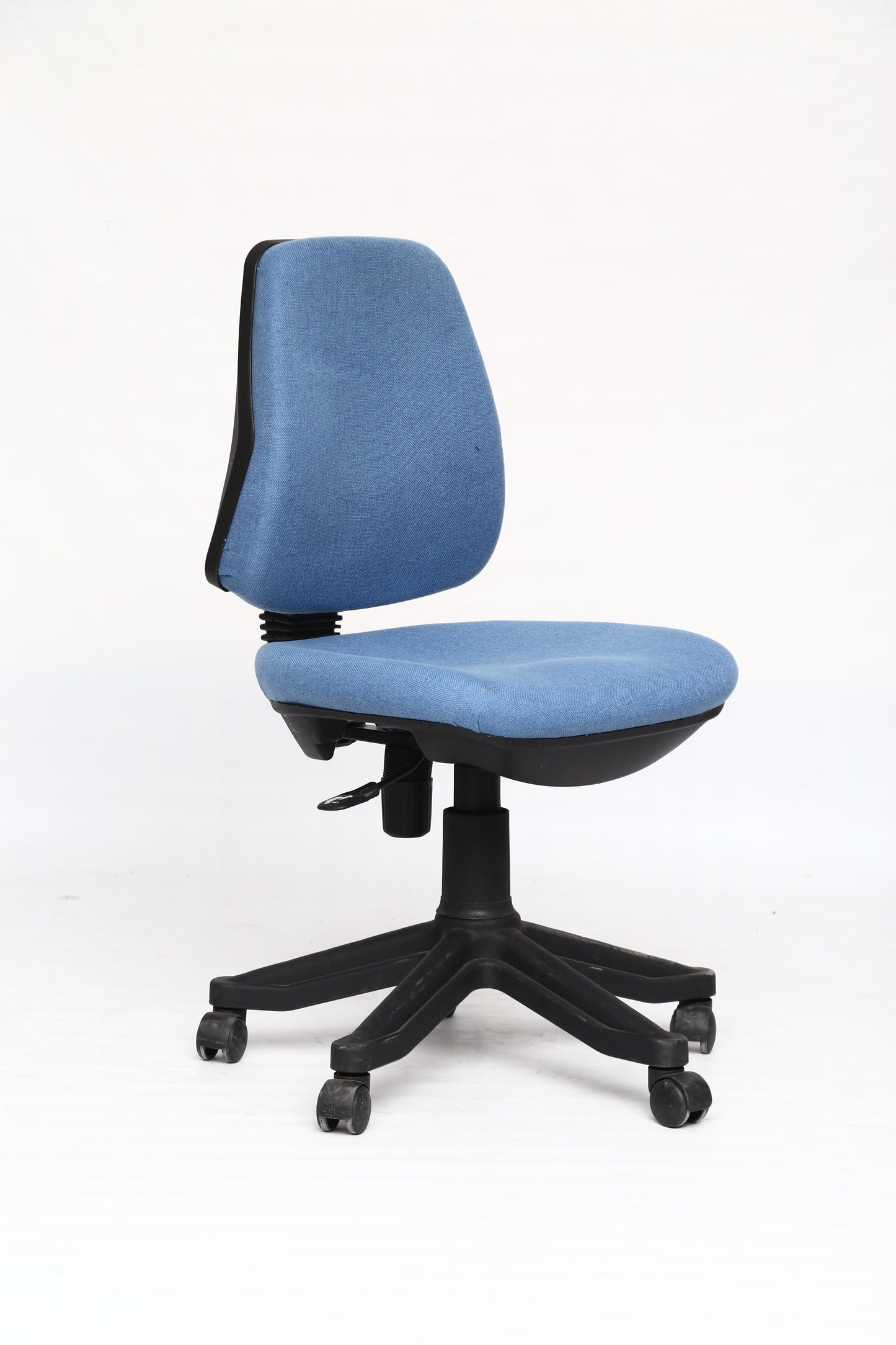 Low-Back Visitor Chair Without Arms – Compact and Functional Seating